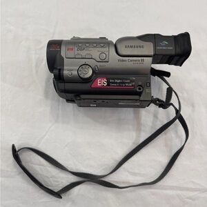 Samsung SCA18 Video8 Tape Video Camera Camcorder w/ Charger and remote Turns On